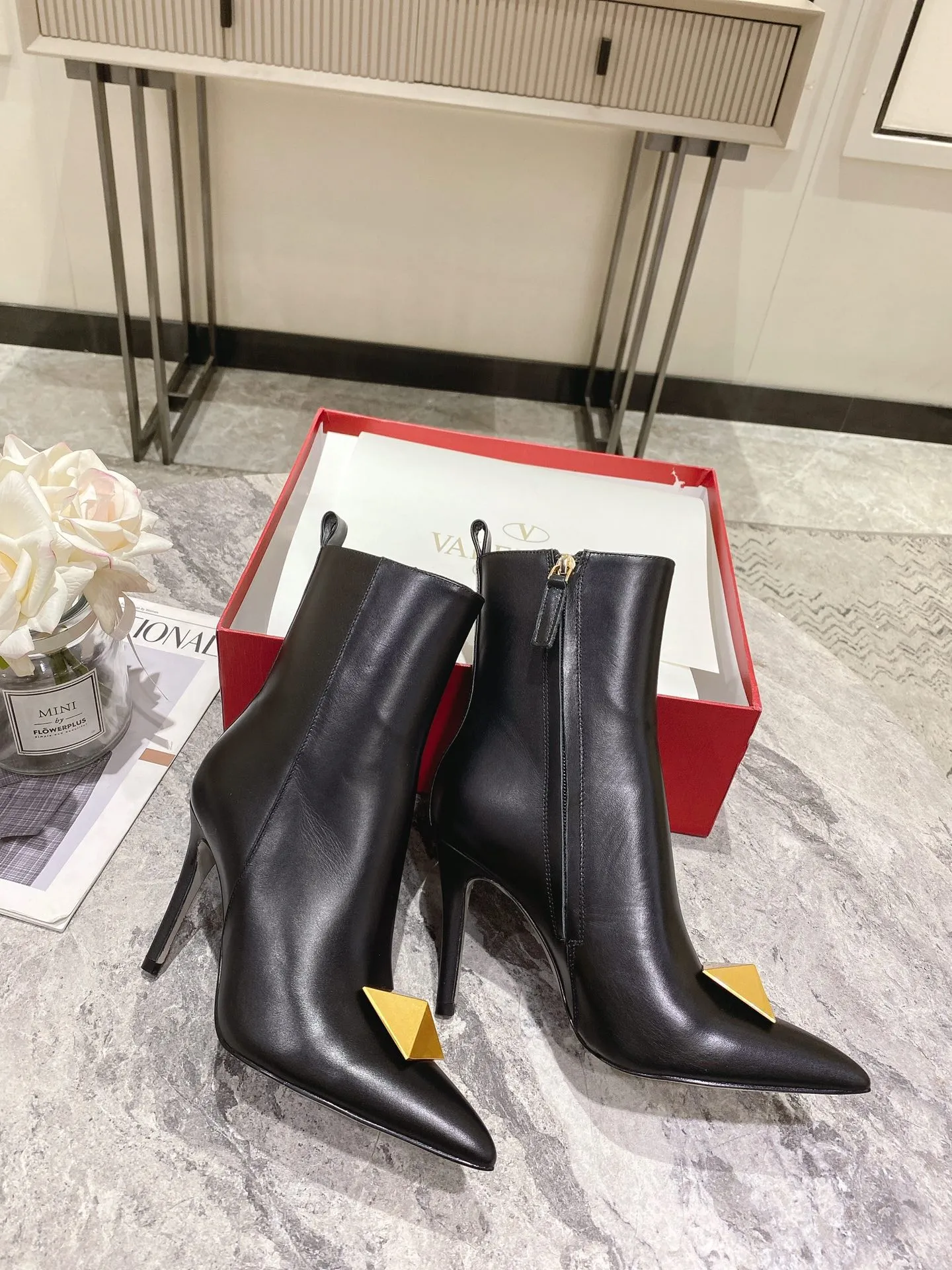 👟👟Ex-factory price 540👟👟 Genuine leather sole +40 [Valentino] Valentino autumn and winter fashion women's boots: comfortable and versatile, making your legs look longer! Fabric: Imported first-layer cowhide ⚡With inner zipper version ⚡The lining and feet are all high-end sheepskin! Outsole: There are two options: non-slip and wear-resistant rubber outsole and Italian leather outsole ~ equipped with Warren's [Pyramid] special buckle that will not rust. Number of yards: 35−41 (customized for sizes 34-42): rubber sole, - genuine leather sole +40